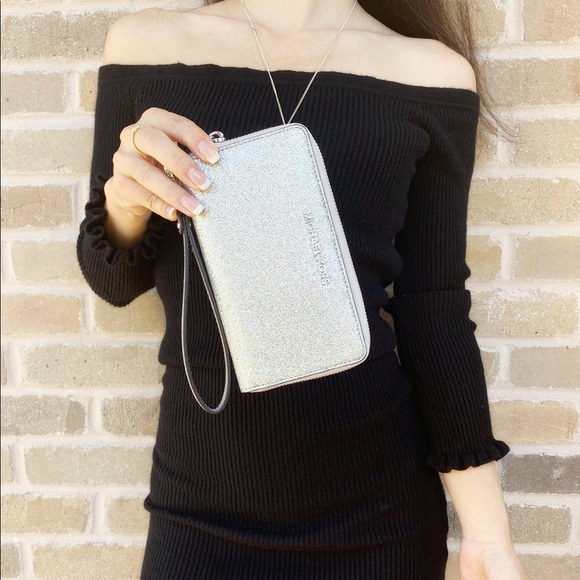 SALE‼️‼️👜Michael Kors silver wallet wristlet - Picture 3 of 6